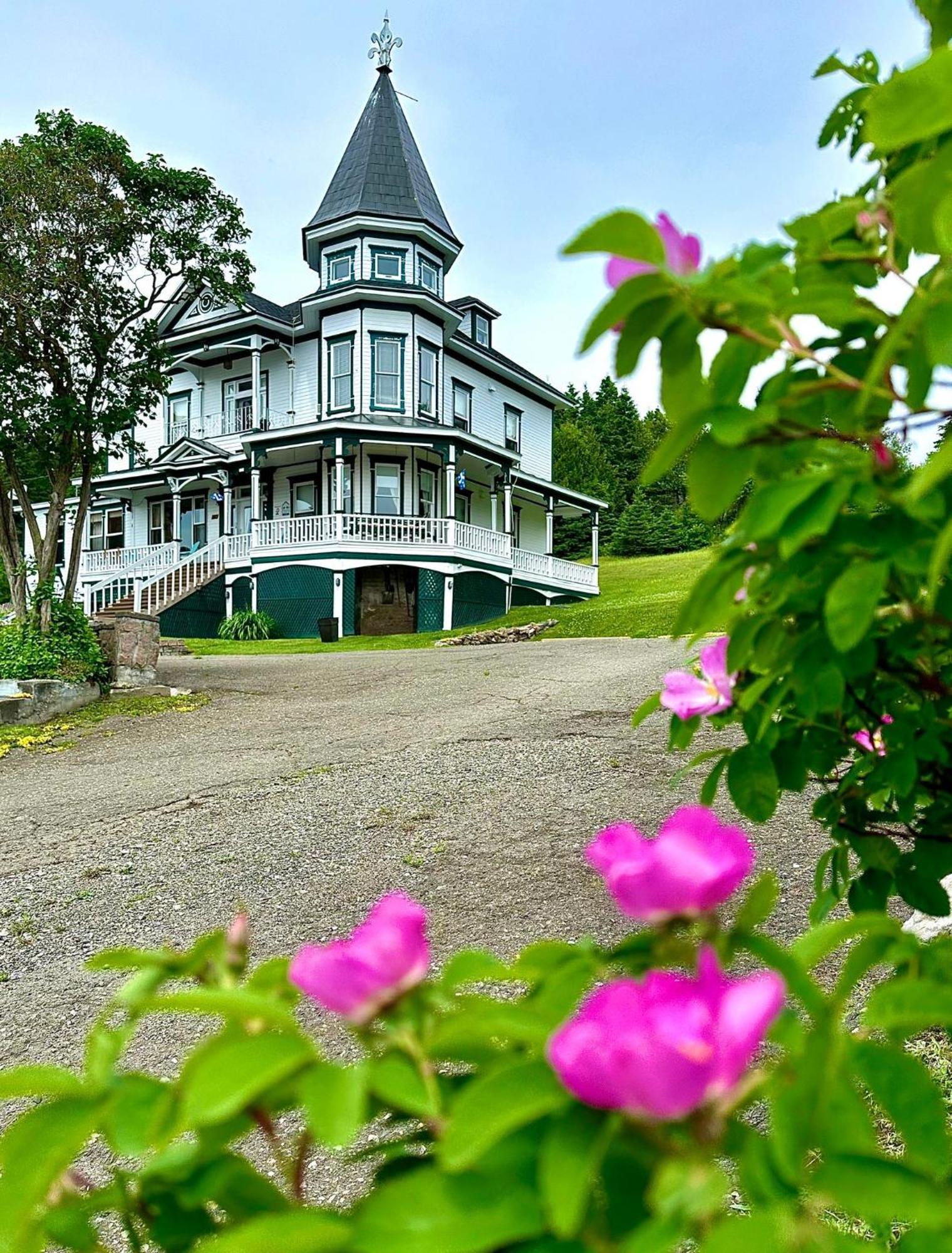 Le Manoir Du Vieux Presbytere Port-Daniel Bagian luar foto