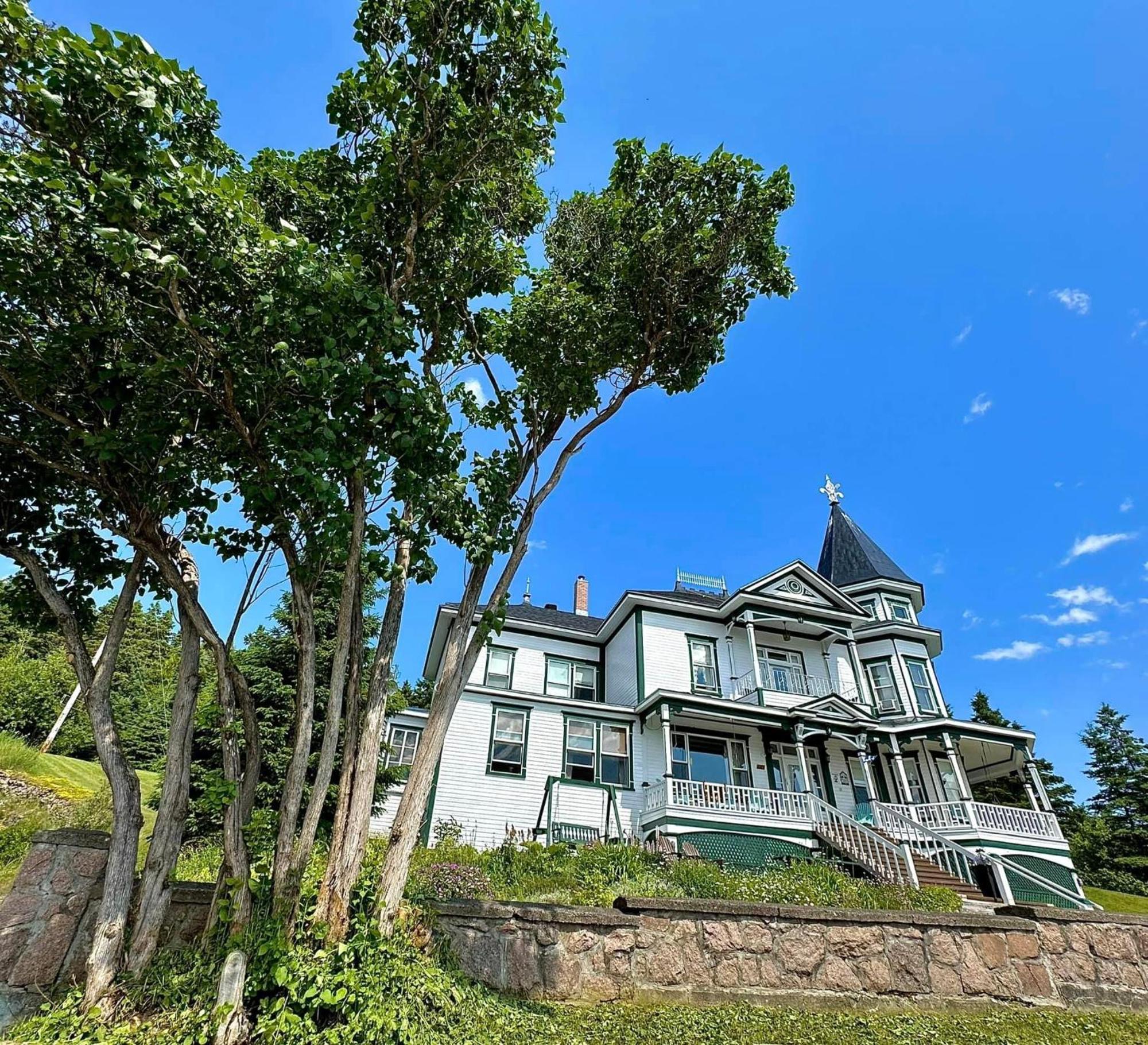 Le Manoir Du Vieux Presbytere Port-Daniel Bagian luar foto