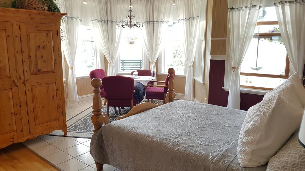 Le Manoir Du Vieux Presbytere Port-Daniel Bagian luar foto