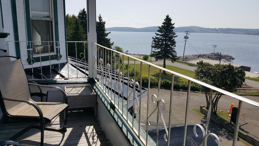 Le Manoir Du Vieux Presbytere Port-Daniel Bagian luar foto