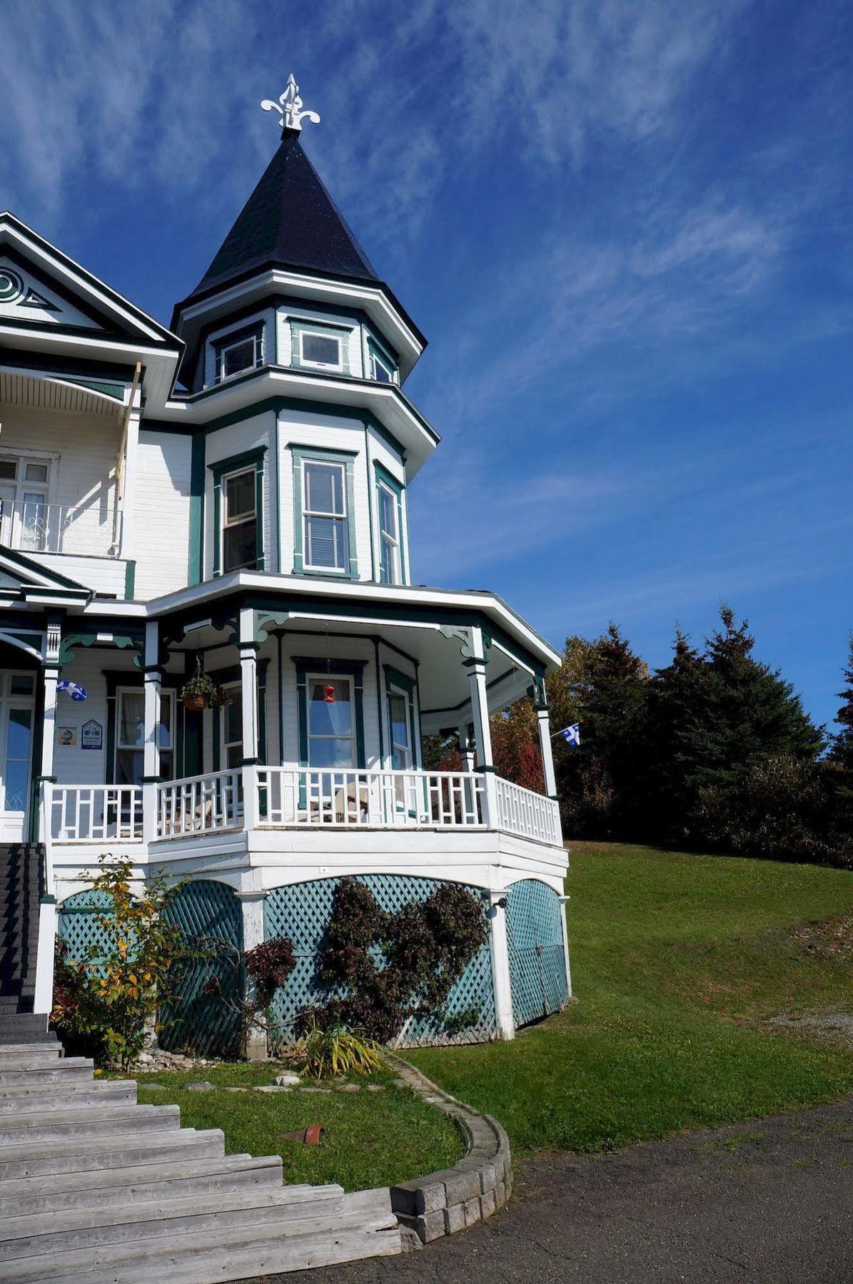 Le Manoir Du Vieux Presbytere Port-Daniel Bagian luar foto