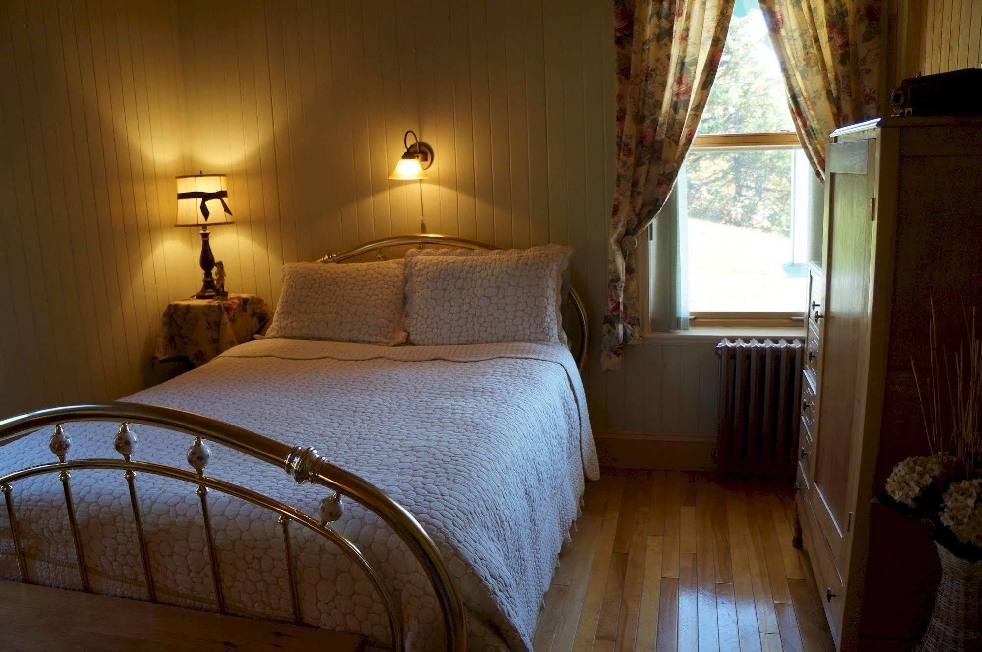 Le Manoir Du Vieux Presbytere Port-Daniel Bagian luar foto