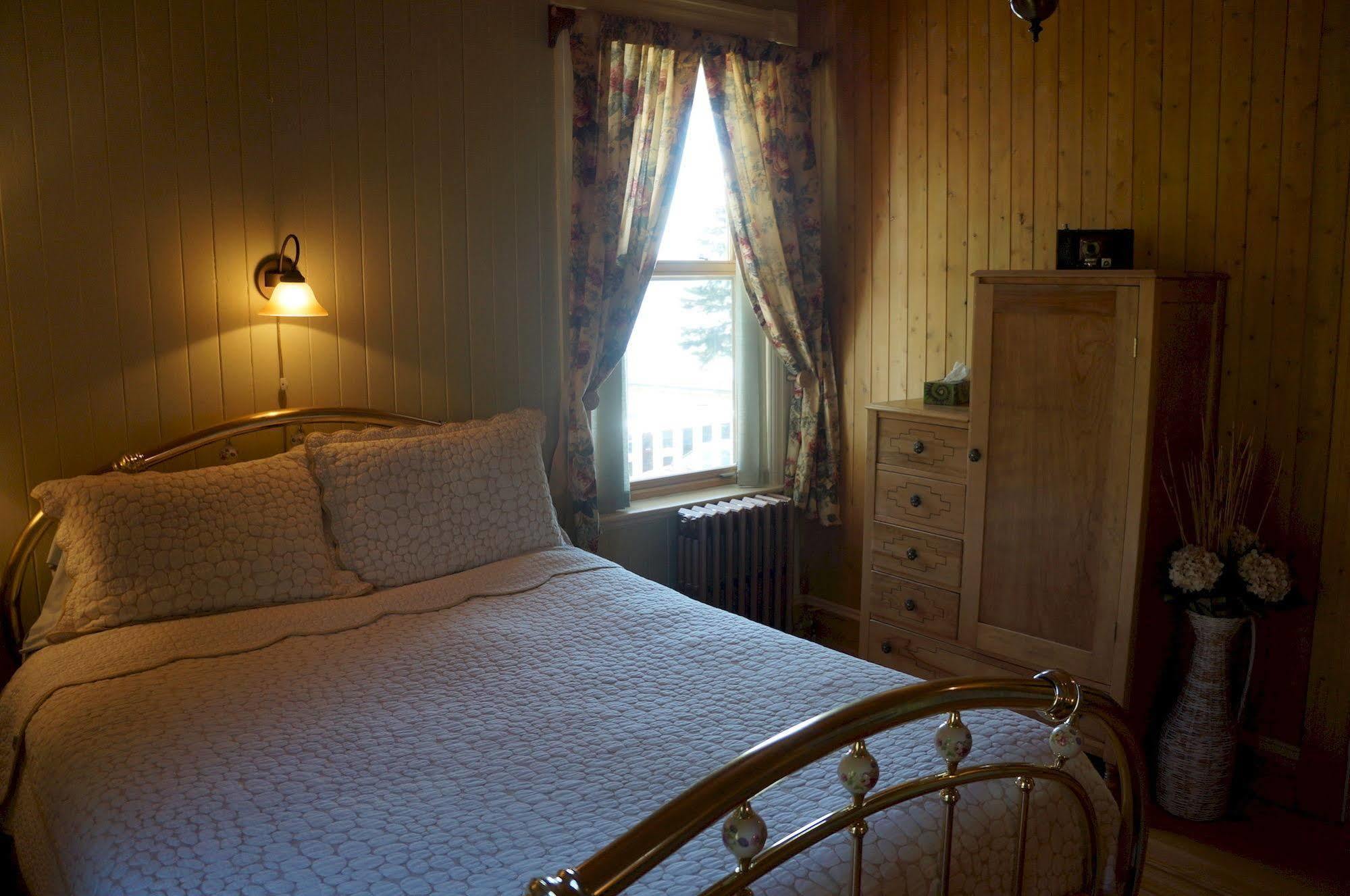 Le Manoir Du Vieux Presbytere Port-Daniel Bagian luar foto