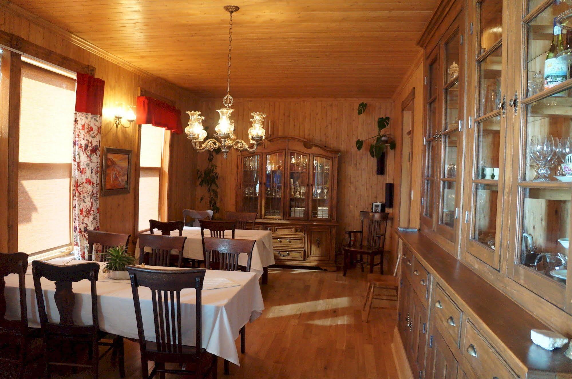Le Manoir Du Vieux Presbytere Port-Daniel Bagian luar foto
